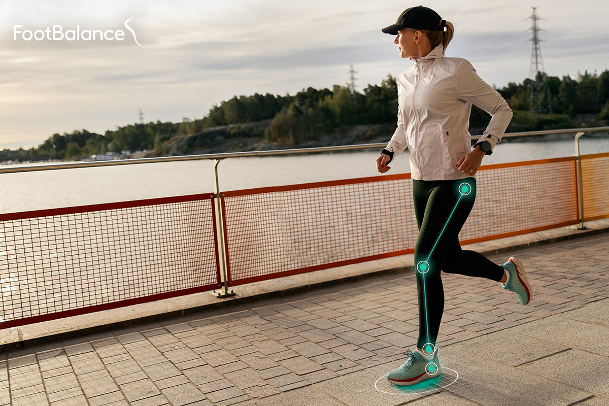 ERP-projekti otsikkokuva: Nainen juoksee sillalla lenkkiä kengissään FootBalacen pohjalliset.