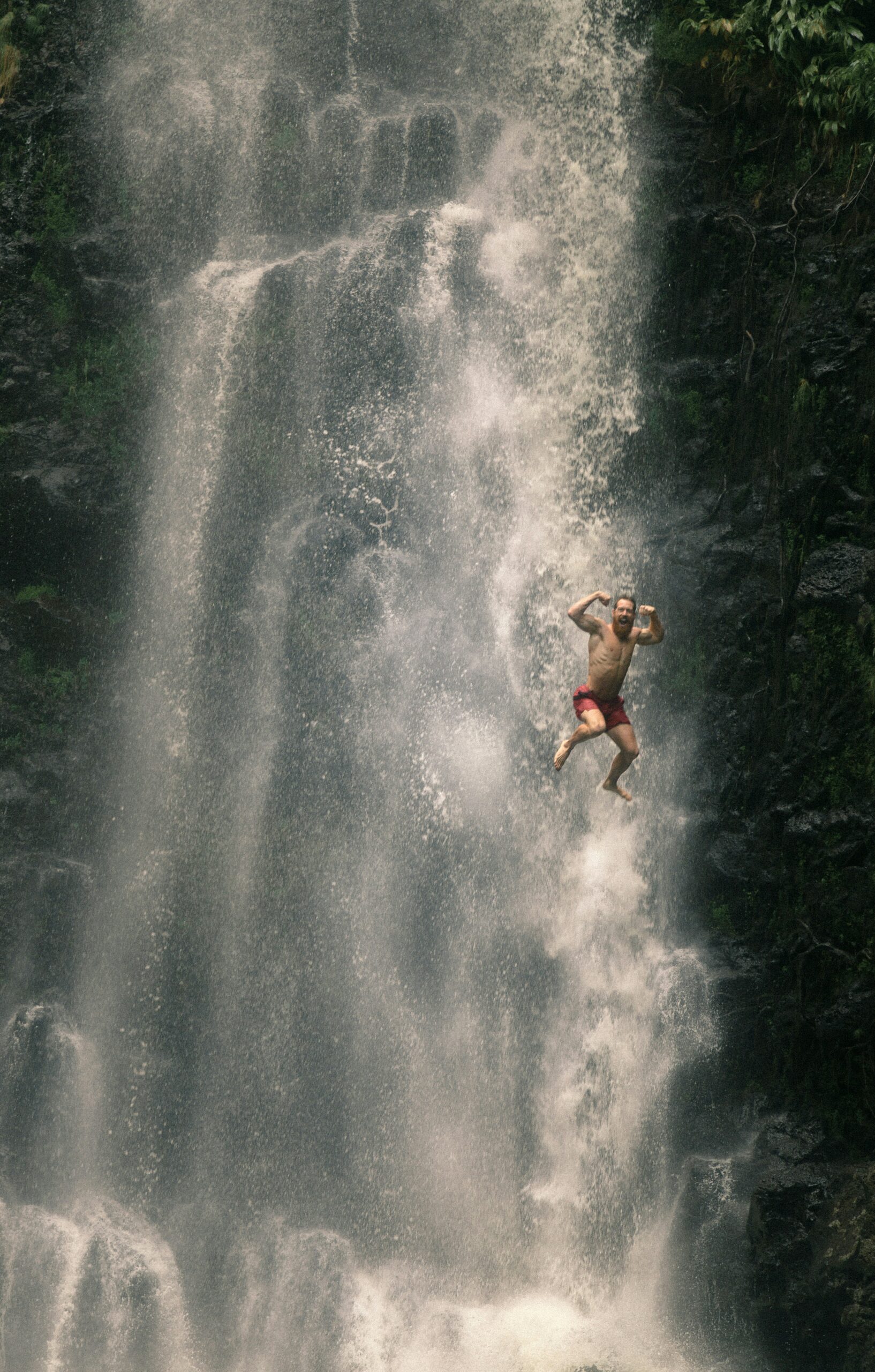 Palkitseminen voi merkitä eri myyjille eri asioita. Kuvassa kaveri hyppää lomallaan vesiputoukseen.